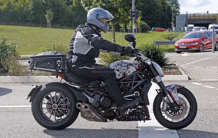 Sự xuất hiện của chiếc cruiser bí ẩn này không lâu sau khi Ducati ra mắt chiếc Diavel Carbon đời 2016, chứng tỏ rằng nó sẽ không đóng vai trò thay thế hoàn toàn cho Diavel, ít nhất là cho tới hết năm sau.