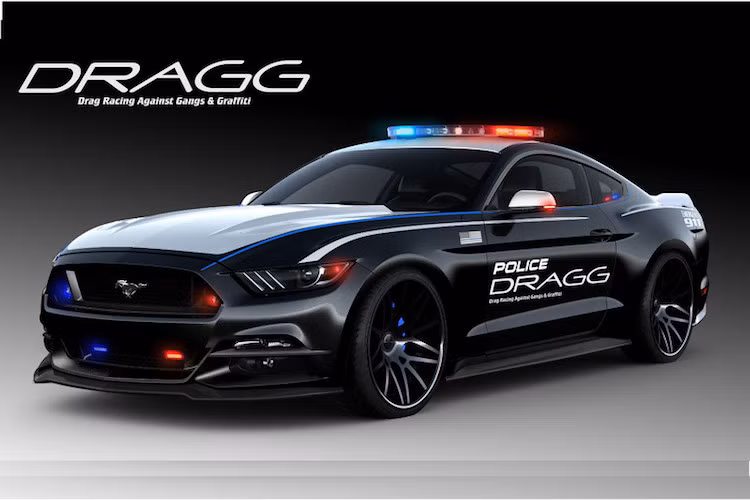 Chỉ được độ nhẹ ở động cơ, nhưng chiếc Mustang EcoBoost của Dragg vẫn khiến nhiều fan tốc độ phải "giật mình" khi nó xuất hiện ngoài đường do được trang trí ý hệt một chiếc xe cảnh sát.
