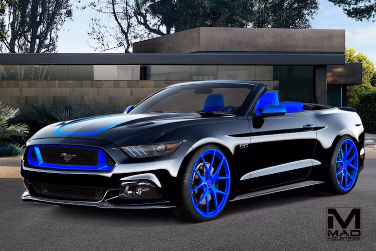 Cũng được trang bị động cơ 5.0l V8 như chiếc Mustang của Motoroso, nhờ có bộ siêu nạp nên bản độ Mad Industries Mustang Convertible có thể đạt 725 mã lực. Những chi tiết màu xanh của xe nổi bật hẳn trên nền sơn đen.