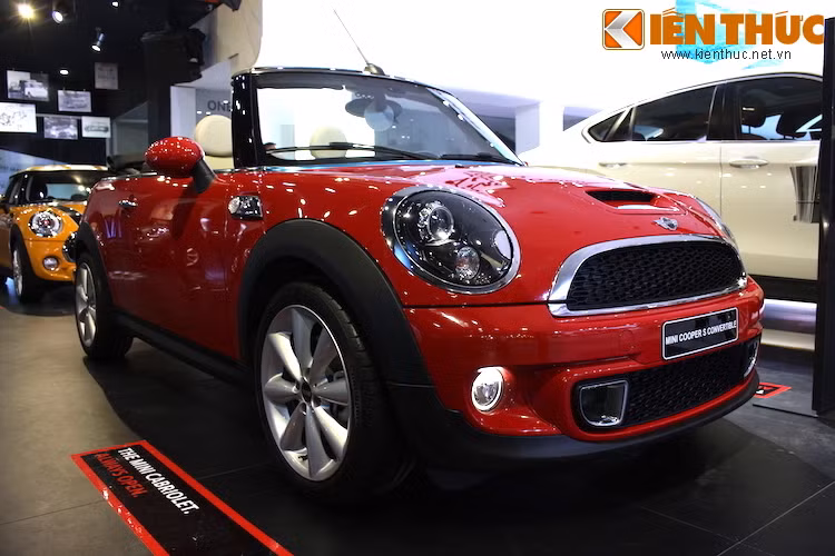 Được trang bị bộ mui xếp mềm với khả năng đóng mở nhanh, Cooper S Convertible là một chiếc xe du lịch đầy cá tính trong những ngày đẹp trời. Phục vụ cho mục đích chạy "thanh cảnh", chiếc xe có động cơ 4 xi-lanh 1.6l 184 mã lực nằm dưới nắp ca-pô.