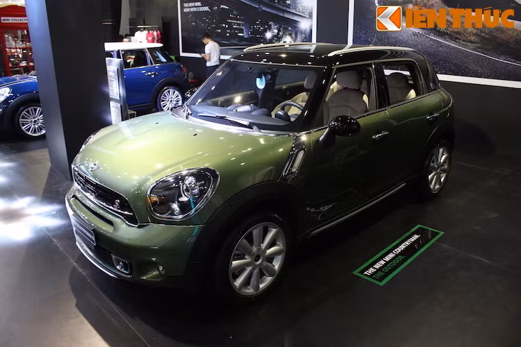 Mẫu xe "cơ bắp" nhất của MINI là Countryman Cooper S trông càng trở nên cá tính hơn trong gam màu xanh Rừng Thẳm (Jungle Green) độc đáo. Đây cũng là mẫu xe có giá hấp dẫn nhất tại khu vực trưng bày của MINI, với giá khởi điểm 1,766 tỷ đồng.