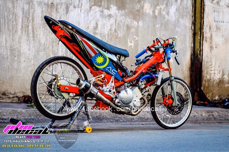 Theo Huyền, chiếc xe đã được cô nâng cấp "tới bến" cho cuộc chơi drag với trái 72 nòng CNC, nắp chao họng 33, pô Leovince, niềng Racingboy kèm lốp mỏng.
