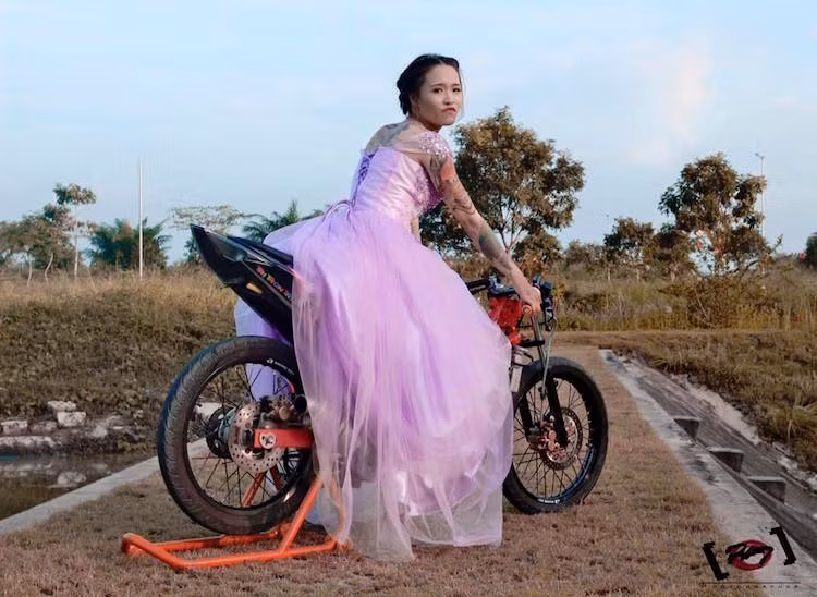 Huyền kể lại, ngay từ năm lớp 8 cô đã can đảm "tự lấy kim xăm vào tay" và sau đó xóa đi từ khi mới học lớp 8. Trong khi đó, niềm đam mê xe máy và tốc độ của cô được "ngấm" kể từ khi thấy những đàn anh lớn hơn chạy xe độ.