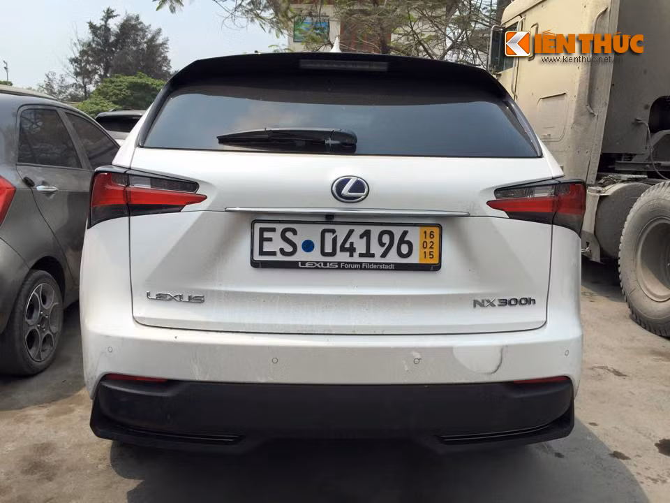 NX300h có động cơ xăng 2.5 lít 4 xi-lanh thẳng hàng 155 mã lực/206 Nm cùng động cơ điện 40 mã lực, giúp xe đạt tổng công suất 195 mã lực