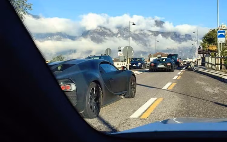 Một loạt những chiếc siêu xe Chiron "hậu duệ" của Bugatti Veyron đã bị bắt gặp khi đang thử nghiệm trên những đường phố tại Lavis - Italy.