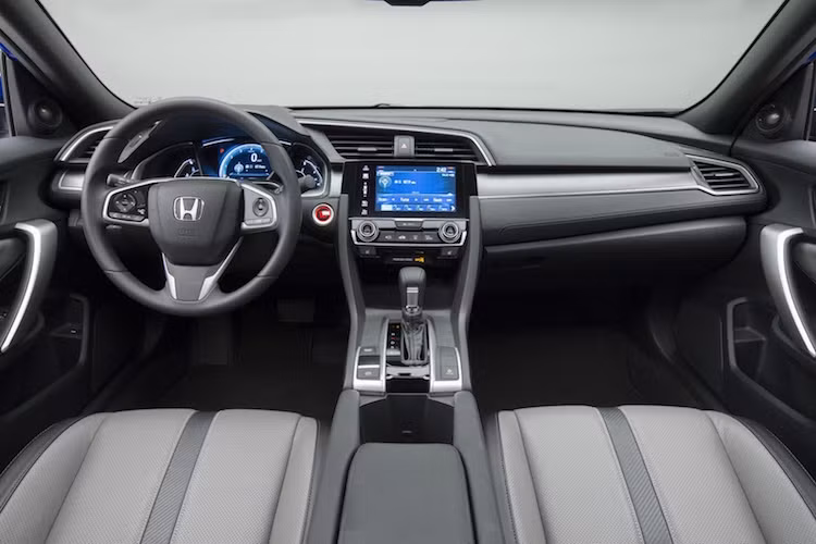 Các chi tiết trong nội thất của xe giống như phiên bản sedan, bao gồm cả hệ thống thông tin giải trí với màn hình cảm ứng 7 inch chạy Android, với đầy đủ các tính năng hiện đại trên phiên bản cao nhất như định vị vệ tinh, kết nối internet...