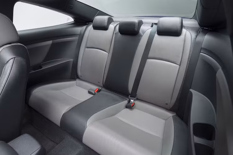 Dù là xe coupe 2 cửa nhưng không gian cho hàng ghế sau của Civic mới cũng khá tốt nhờ có khoảng để chân lớn hơn tới 12,7 cm so với thế hệ trước.