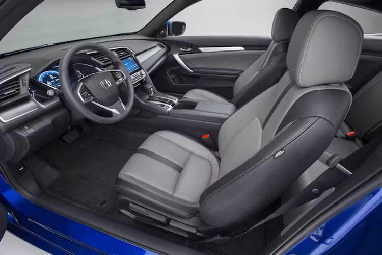 Bên trong nội thất, Civic Coupe mới có không gian rộng hơn 237 lít, khiến những hành khách trong xe có được một không gian rộng rãi hơn hẳn.