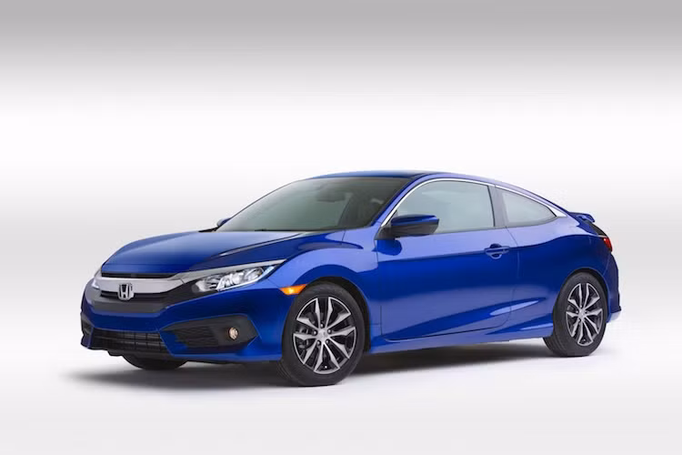 Nếu so với phiên bản concept được Honda trưng bày tại triển lãm New York vào tháng 4, Honda Civic Coupe bản thương mại dù vẫn có thiết kế đẹp nhưng kém thể thao và mạnh mẽ hơn nhiều.