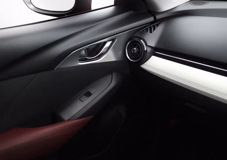 Những trang bị tuỳ chọn của bản CX-3 Touring đều xuất hiện trên CX-3 Grand Touring, cộng với hệ thống điều hoà tự động và nội thất bọc da/nhung.