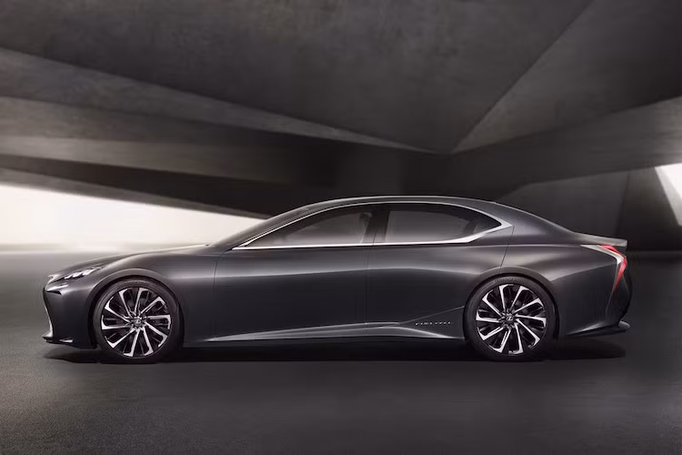 So với LS hiện tại, LF-FC có "phom" thuôn mượt hơn, gần giống một mẫu coupe 4 cửa và thoát khỏi kiểu dáng bình thường của một chiếc sedan truyền thống.