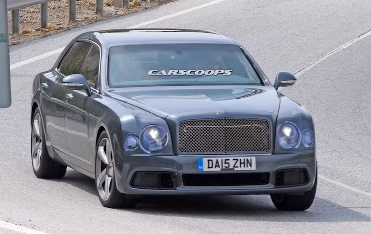 Phần đầu của phiên bản Mulsanne trục cơ sở dài được cải tiến một chút với cản trước và đèn pha mới.