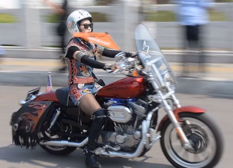 Điều khiển thành thạo những chiếc Harley "khủng", họ toát ra một sự quyến rũ đặc biệt, có thể hấp dẫn bất kỳ biker nào.