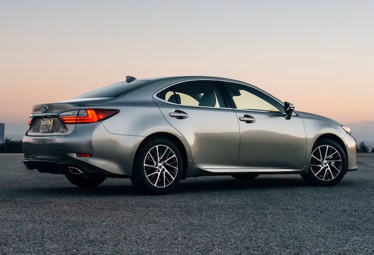 Giống như nhiều hãng xe khác trên thị trường hiện nay, Lexus đã thay đổi thiết kế của dòng ES để chiếc xe trở nên trẻ trung hơn.