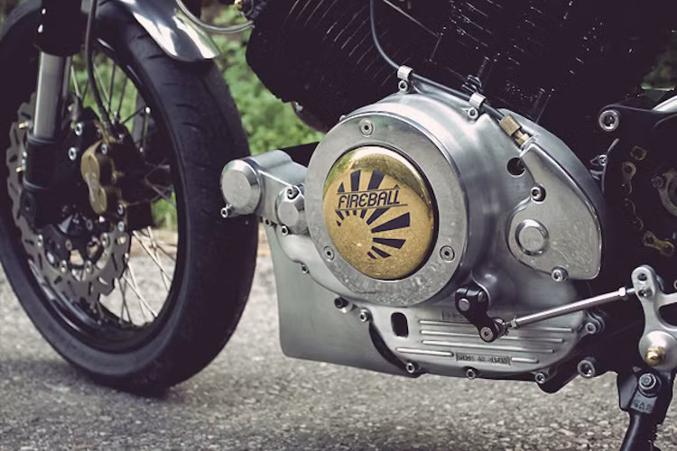Động cơ V-Twin của chiếc xe được phục chế lại, với bưởng điện có nắp được làm bằng đồng có logo Fireball.