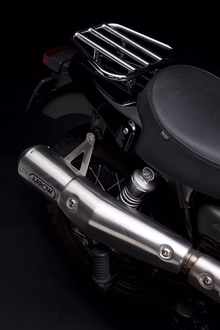Theo phong cách đặc trưng của dòng Scrambler, chiếc Triumph này cũng sở hữu lốp gai và "pô vắt" hàng hiệu của Arrow.