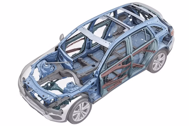 Về an toàn chủ động, khung xe và chassis được thiết kế với độ chịu lực cao, nhằm hấp thụ tốt nhất xung lực trong trường hợp va chạm.