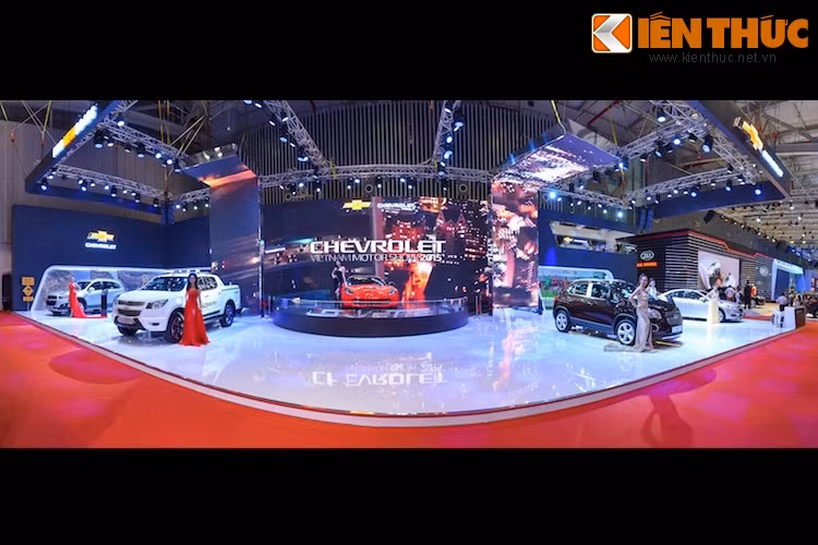 Tại triển lãm VMS 2015, khu vực trưng bày của hãng Chevrolet nổi bật với những mẫu xe mang phong cách thiết kế ấn tượng và khả năng vận hành mạnh mẽ đặc trưng của thương hiệu ôtô đến từ Mỹ.