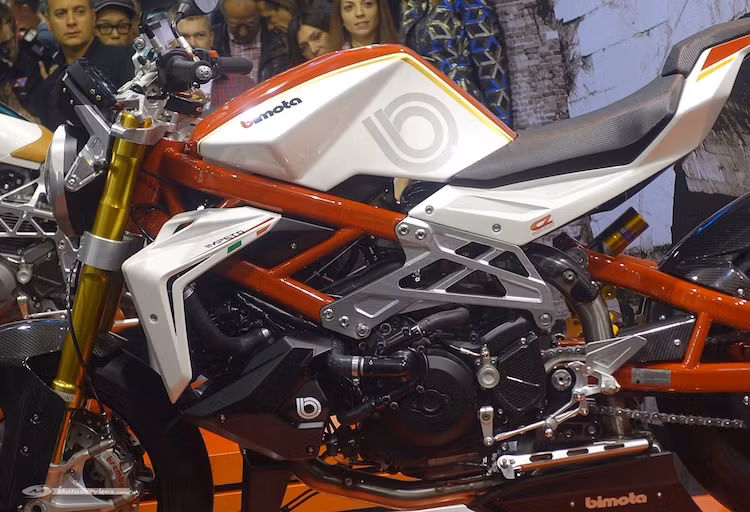 Bộ khung xe được làm từ thép chromoly, ngoài ra Bimota còn đưa ra tùy chọn "Experience Kit" với khung và gắp sau bằng sợi carbon, khiến trọng lượng khô của xe còn giảm hơn nhiều so với mức 177 kg của phiên bản tiêu chuẩn.