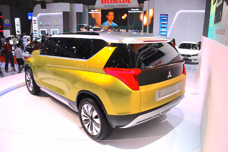 Mẫu Concept AR tại Việt Nam có các cửa kính màu đen và các cửa được khóa, khiến không ai có thể tiếp cận được với nội thất của xe.