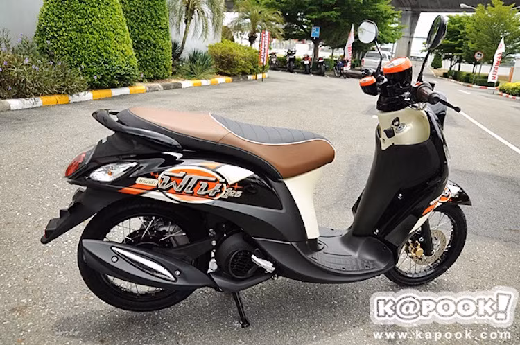 Đã từng được bán ở Việt Nam dưới tên gọi Mio Classico trước đây, Fino mới có kiểu dáng được cải tiến ở phần đầu và đuôi xe. Về động cơ, xe sử dụng máy 113,7 cc có trang bị công nghệ phun xăng điện tử YMJET-Fi.