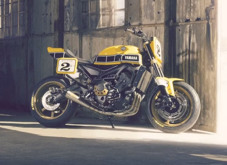 Ở bản độ này, hãng độ Roland Sands đã lấy ý tưởng từ chiếc xe đua Yamaha của tay đua Kenny Roberts vào năm 1978, với thân xe sơn tem đấu Speed Block tương tự như nhiều mẫu xe kỷ niệm 60 năm thành lập Yamaha Motor trong năm nay.