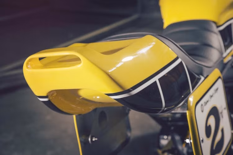 Phần đuôi xe có thiết kế vuông vức với kiểu dáng tương tự như chiếc xe đua của Kenny Roberts trong thập niên 70. Cũng giống như bình xăng, phần đuôi này cũng sử dụng chất liệu nhôm.