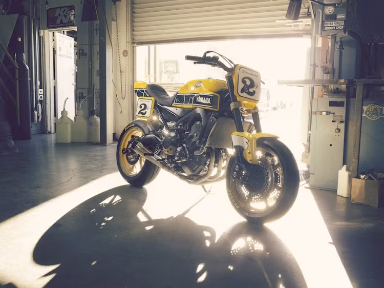Bản độ mới nhất từ mẫu naked bike MT-09 của Yamaha và Roland Sands được đặt cho một cái tên khá ngộ nghĩnh: Faster Wasp - "Ong vò vẽ nhanh hơn".