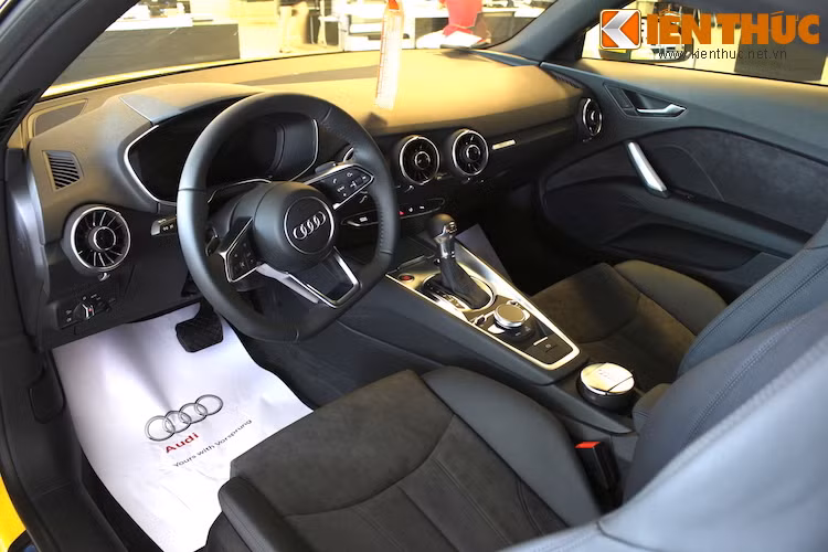 Nội thất của Audi TT được thiết kế theo phong cách tối giản, hạn chế tối đa số nút bấm để khiến người lái có thể tập trung hưởng thụ khả năng vận hành mà chiếc xe đem lại.