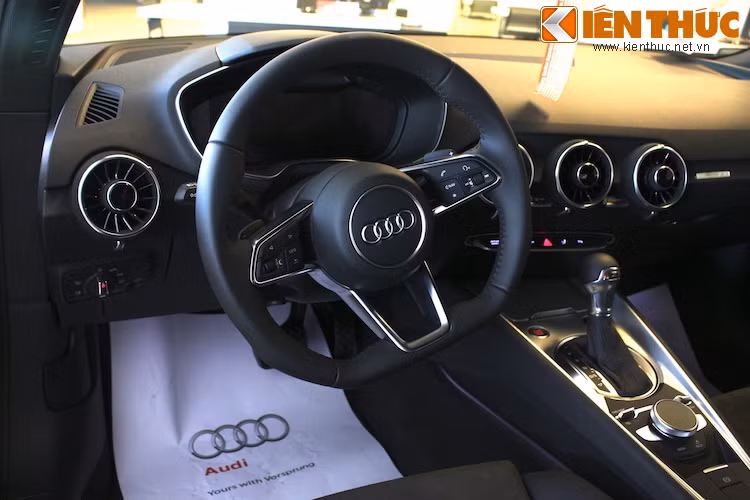 Vô-lăng của chiếc xe có thiết kế vát góc thể thao và thiết kế gần như y hệt dòng siêu xe R8 thế hệ mới, chỉ thiếu đi một số nút bấm.