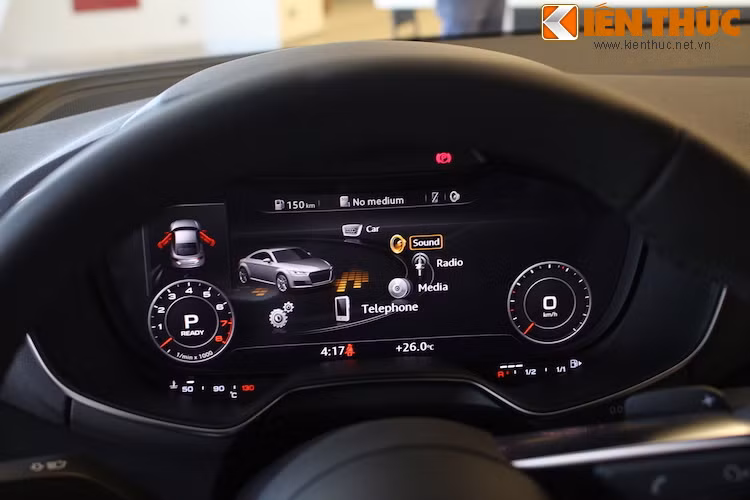 TT cũng là chiếc xe Audi đầu tiên được trang bị "Virtual Cockpit" - bảng đồng hồ là một màn hình lớn cung cấp đầy đủ các thông tin và được xử lý hiển thị bằng chip Tegra.