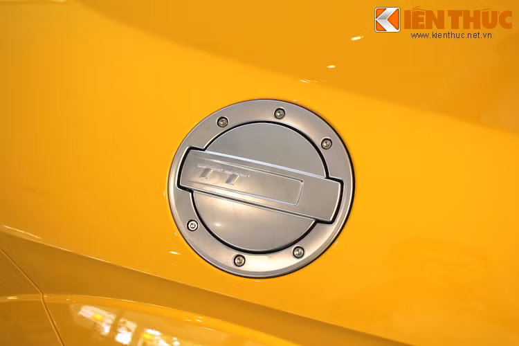 Nắp bình xăng có thiết kế như xe đua, có thể mở ra chỉ bằng một cái ấn nhẹ và người lái không cần phải vặn thêm nắp nào nữa.