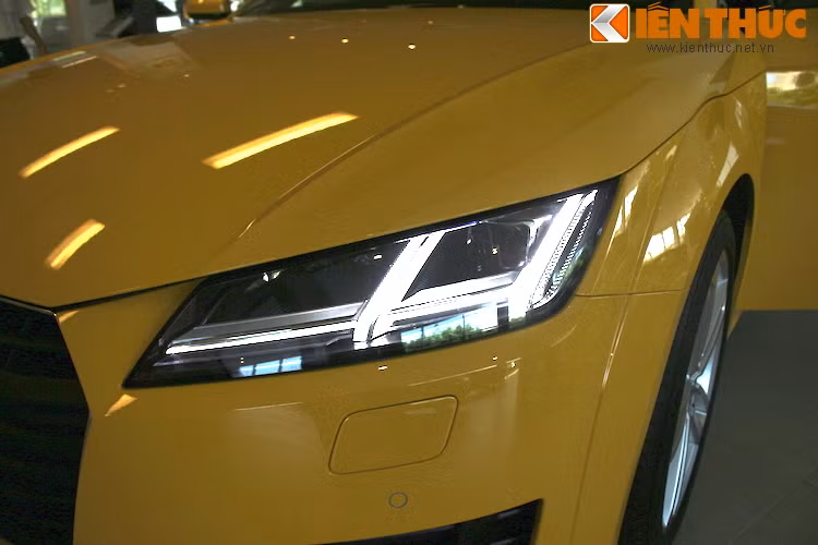 Giống như nhiều mẫu xe mới của Audi, TT được trang bị lưới tản nhiệt rộng hơn cùng các đèn pha sắc nhọn sử dụng công nghệ LED hiện đại.