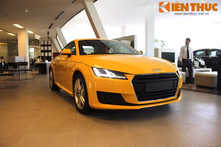 Thay vì kiểu dáng bầu bĩnh như 2 thế hệ trước, Audi TT mới được thiết kế với nhiều đường nét sắc sảo hơn, đem tới vẻ năng động, thể thao hơn cho chiếc xe.