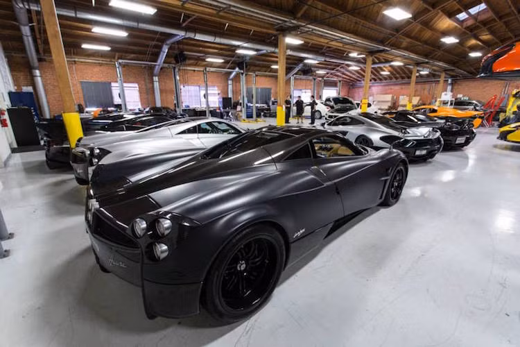 Được trang bị động cơ V12 tăng áp kép 6.0l 730 mã lực/1000 Nm từ Mercedes-AMG, Huayra có khả năng đạt 0-100 km/h trong 3,2 giây và tốc độ tối đa 370 km/h.