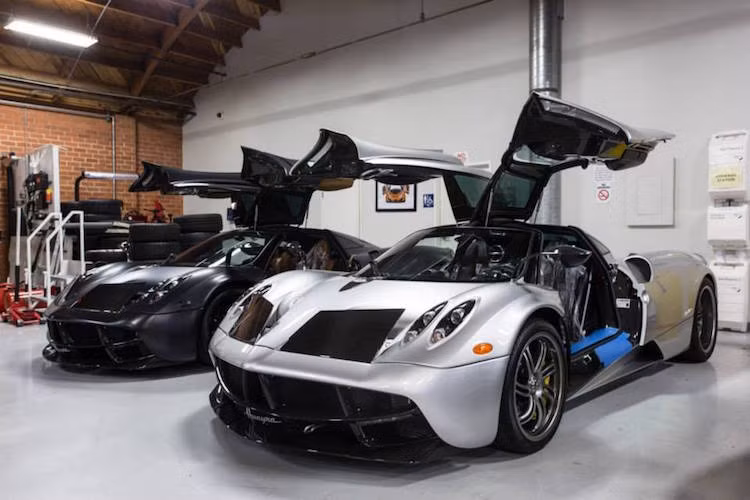 Chính vì vậy, chiếc siêu xe này có giá không hề rẻ. Tại Mỹ, giá của Huayra là 1.314.000 USD (tương đương 28,6 tỷ đồng). Dù có giá đắt, tuy nhiên Pagani cho biết rằng họ đã bán hết hoàn toàn bán hết 100 chiếc Huayra dự định sản xuất.