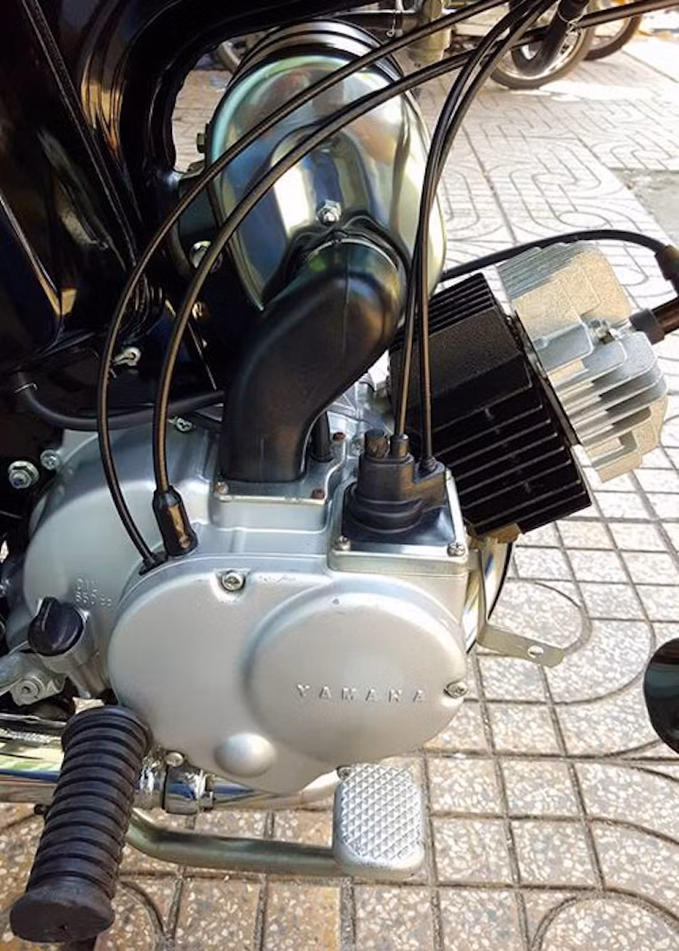 Không giống như đối thủ từ Honda, YB90 sử dụng động cơ 2 kỳ 90 cc, đem đến công suất cao hơn nhưng không bền bỉ bằng.