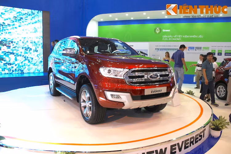 Phiên bản Ford Everest 2016 thế hệ mới được trưng bày tại triển lãm ôtô Việt Nam là bản cao cấp nhất Titanium của dòng xe, nổi bật với sắc đỏ ánh kim bắt mắt.