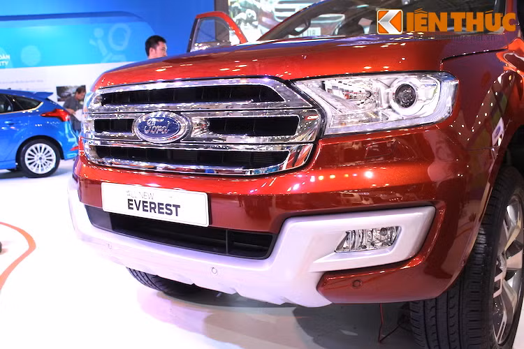 Với thế hệ Everest mới nhất, Ford đã lấy cảm hứng nhiều từ mẫu bán tải cùng sử dụng chung chassis Ranger để thiết kế lại chiếc xe.