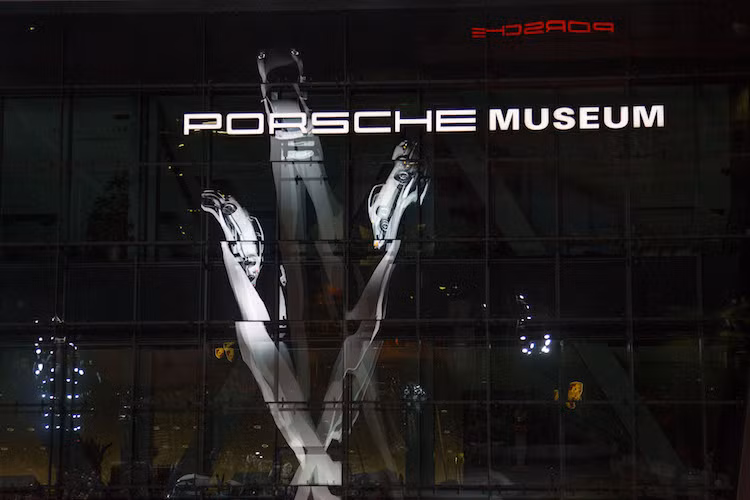 Để phục vụ cho sự kiện này, quảng trường Porscheplatz đã được phong tỏa nhằm đáp ứng những yêu cầu đặc biệt: màn trình diễn kết hợp giữa ánh sáng, chiếu phim và biểu diễn lái xe.