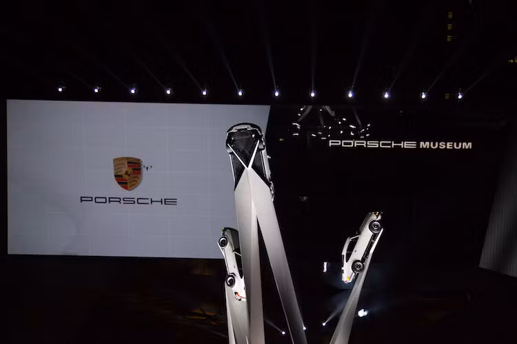 Các thước phim được trình chiếu trên diện tích hơn 200m2, sử dụng mặt kính lớn phía truớc của Viện Bảo Tàng Porsche làm màn chiếu.