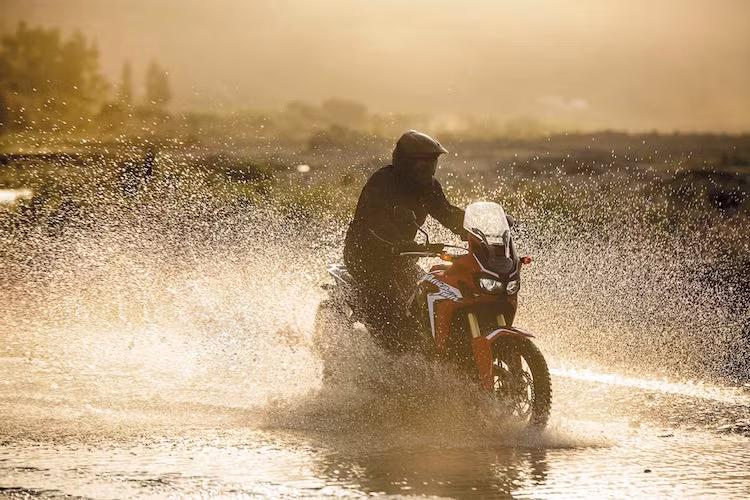 Được bán vào cuối năm nay, Honda CRF1000L Africa Twin có giá dự đoán khoảng 12.400 Euro (tương đương 296 triệu đồng).