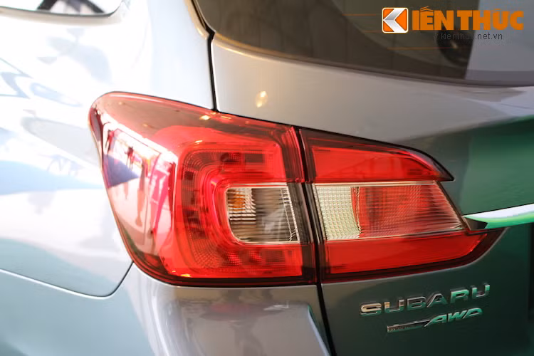 Đèn hậu của xe cũng có thiết kế khá tương đồng với đèn pha khi cũng sở hữu dải đèn đỏ hình chữ C.