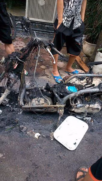 Ngọn lửa còn lan sang một chiếc Honda Lead dựng bên vỉa hè, khiến chiếc xe này cũng bị cháy hoàn toàn.