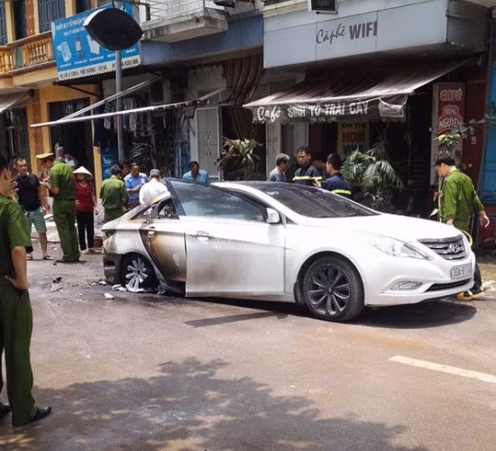 Hiện nguyên nhân của vụ hoả hoạn từ chiếc Hyundai Sonata vẫn đang được điều tra làm rõ.