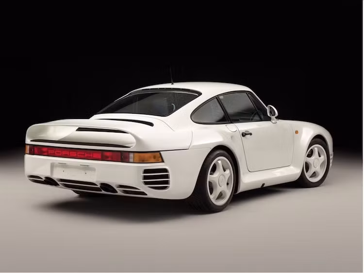 Tuy nhiên sau đó, Liên đoàn đua xe Thế giới FIA đã "khai tử" Group B do thiếu an toàn, chính vì vậy Porsche đã quyết định phát triển tiếp 959 thành một siêu xe đỉnh cao để bán cho những khách hàng giàu có.