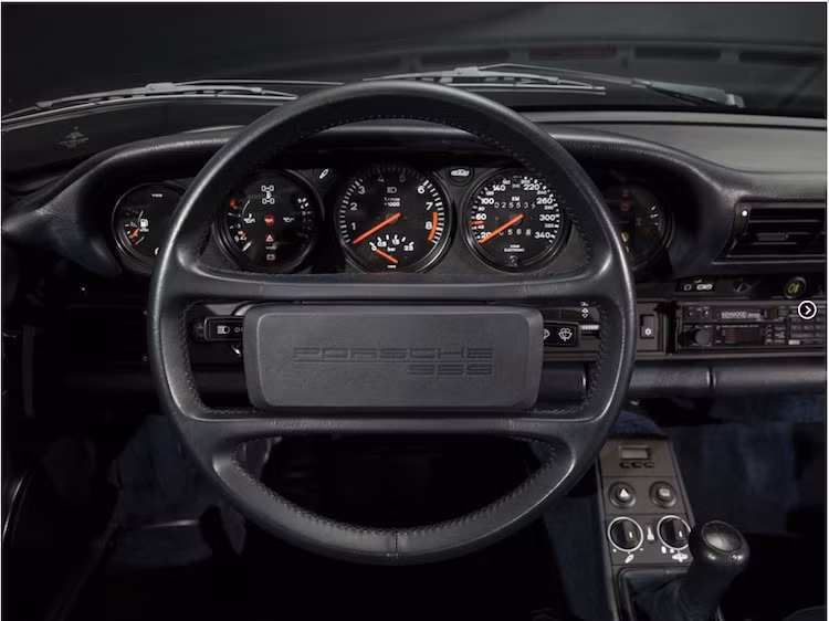 Tổng cộng đã có 329 chiếc 959 được Porsche chế tạo và bán ra cho khách hàng. Đa phần trong số đó là siêu xe thể thao với nội thất tối giản. Tuy nhiên Porsche còn đưa ra thêm phiên bản Komfort dành cho những người thích sự tiện nghi.