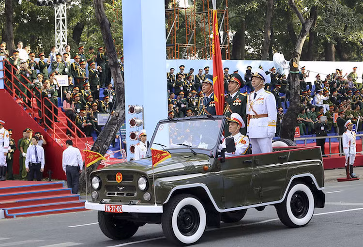 Phiên bản Uaz được sử dụng trong các cuộc diễu binh của quân đội tại Việt Nam là bản mui trần, phù hợp để các lãnh đạo quân đội có thể đứng ở phía sau và chào người dân trong các sự kiện lớn. Ảnh: Uaz 469 trong tổ rước quân kỳ.