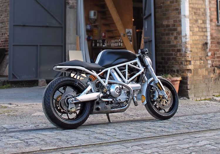 Với chiếc Ducati mới được độ lại, Nick có thể di chuyển hàng ngày trong thành phố đồng thời "thi thố tài năng" với bè bạn vào cuối tuần trên đường đua.