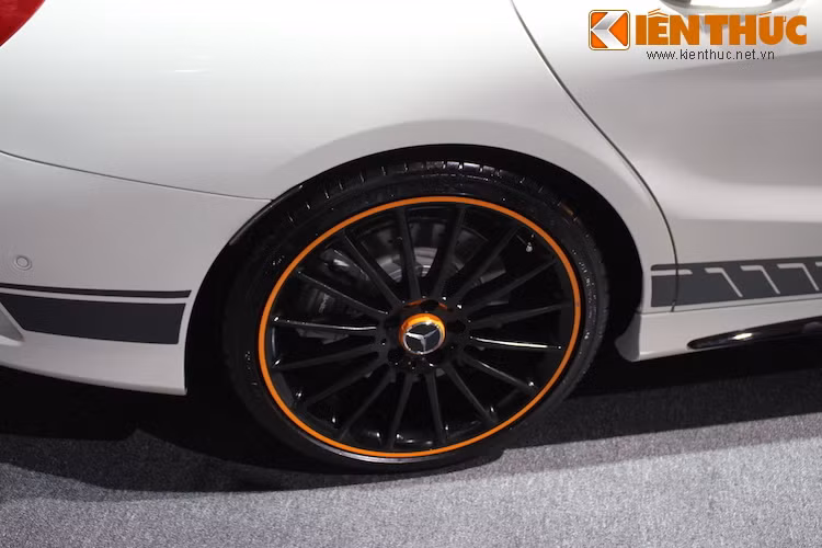 Bộ mâm 19 inch đa chấu màu đen của xe cũng có viền chỉ cam nổi bật.